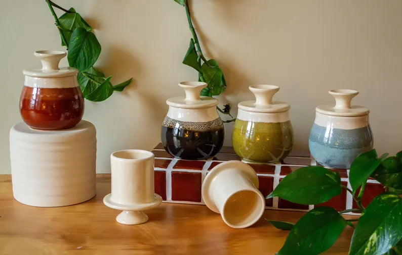Set di vasi artigianali in ceramica con colori naturali e design decorativo